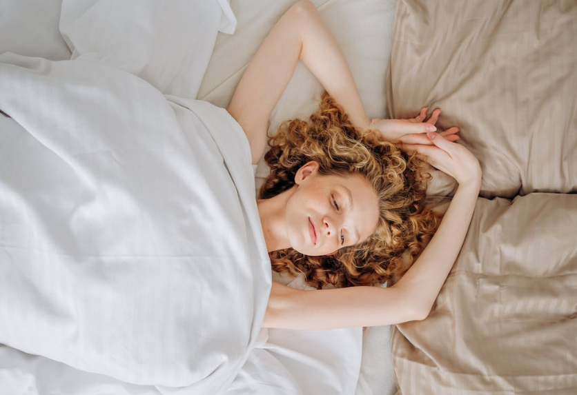 Dormir con cabello rizado: los consejos para preservar los rizos