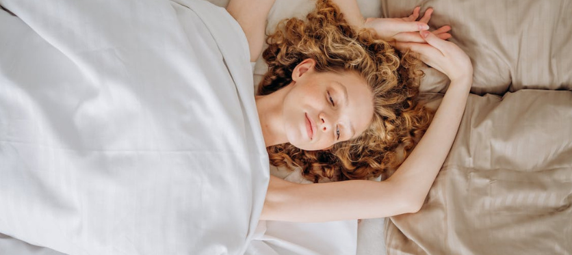 Sleeping with curly hair: tips for pillow-proof curls