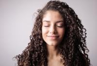 Dormir com cabelo cacheado: os conselhos para preservar os cachos